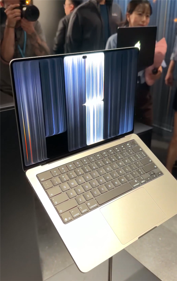 MacBook Pro с дисплеями PROLED XDR
